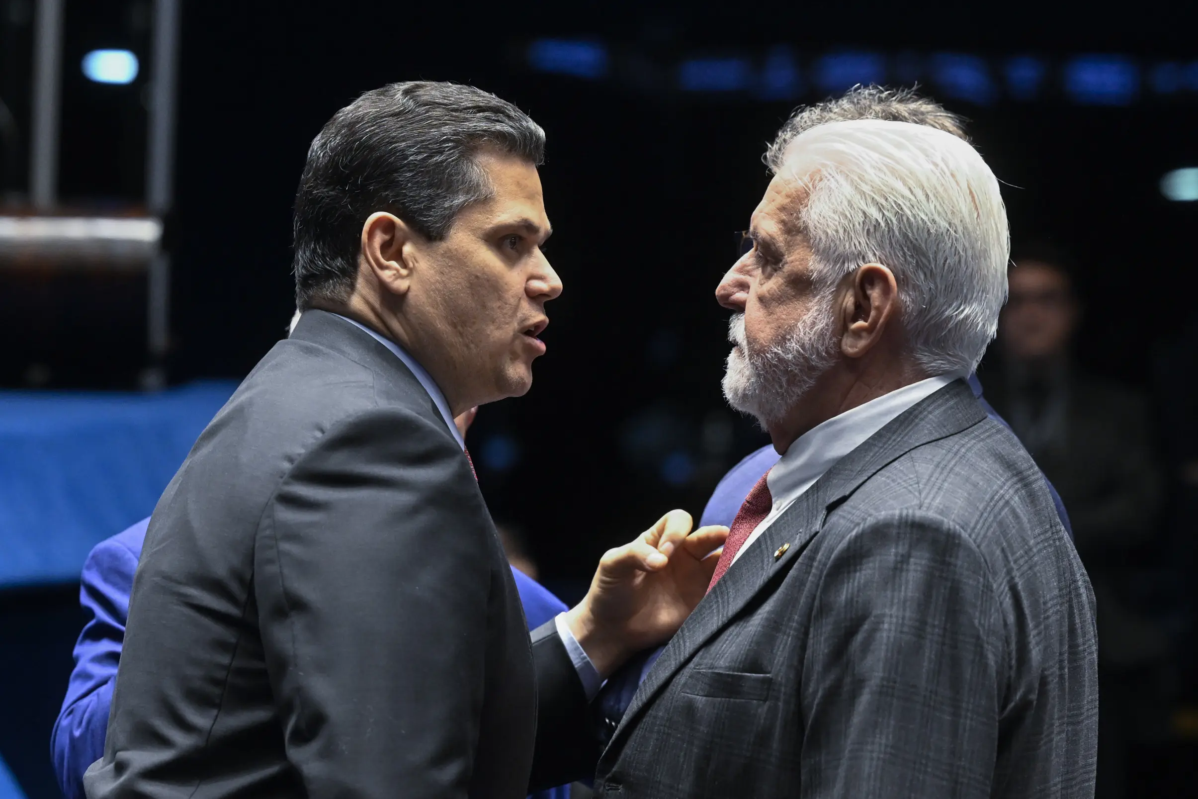 Presidente do Senado saiu em defesa do petista e alegou que operação esbarra no mandato.