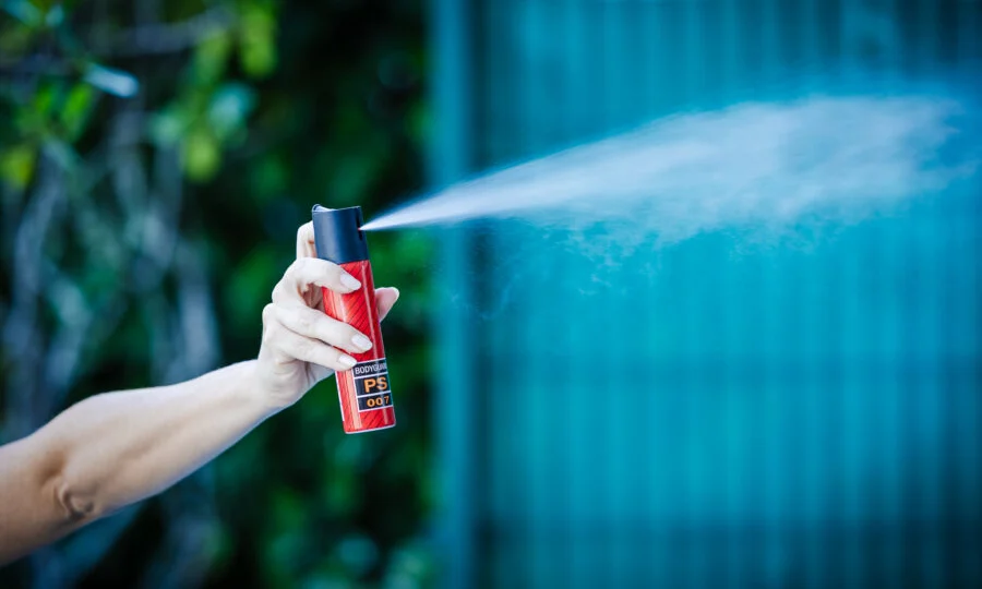 Proposta estabelece limites e prevê sanções caso spray seja utilizado indevidamente.