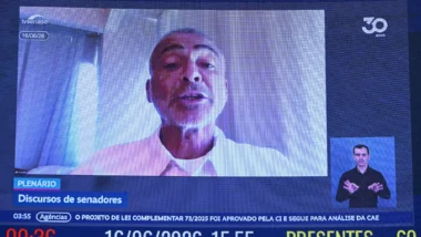 Senador disse que não se licenciou para votar pelo fim da escala 6x1 e recebeu elogio de Alcolumbre.