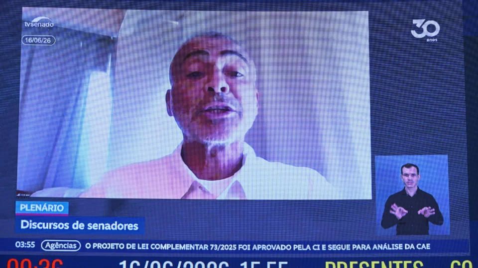 Senador disse que não se licenciou para votar pelo fim da escala 6x1 e recebeu elogio de Alcolumbre.