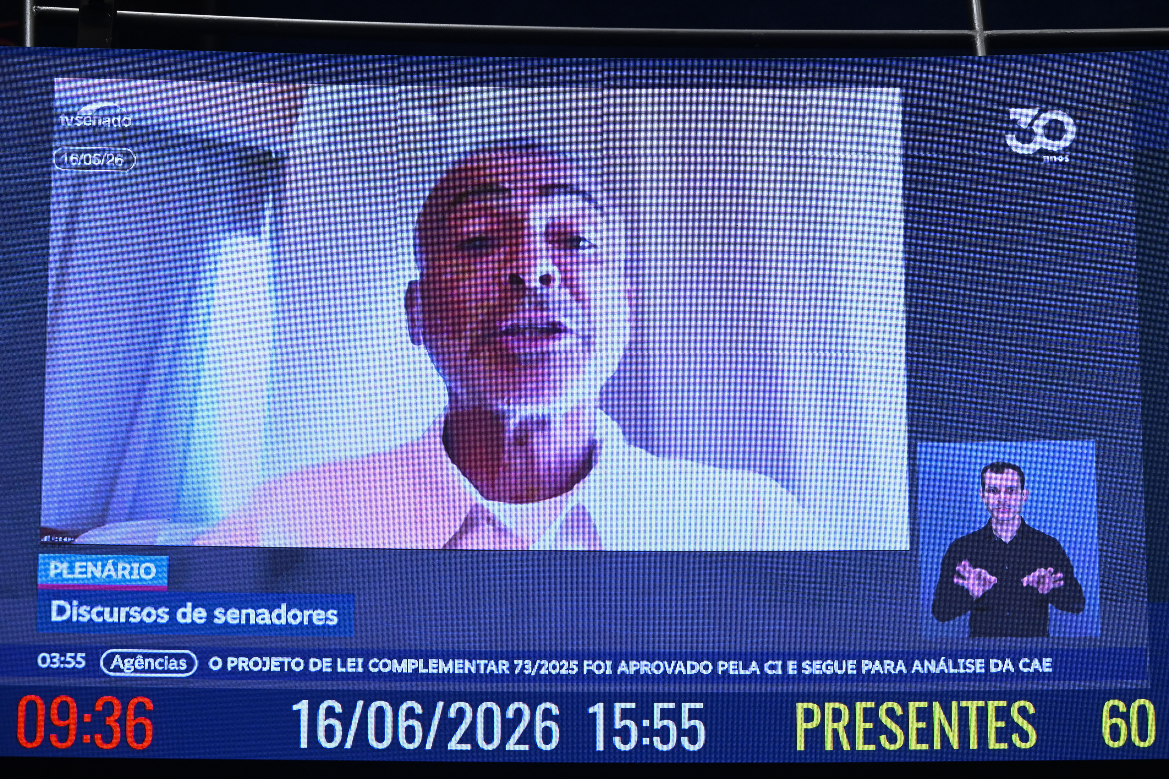 Romário se compromete a devolver salário após críticas por participação na Copa