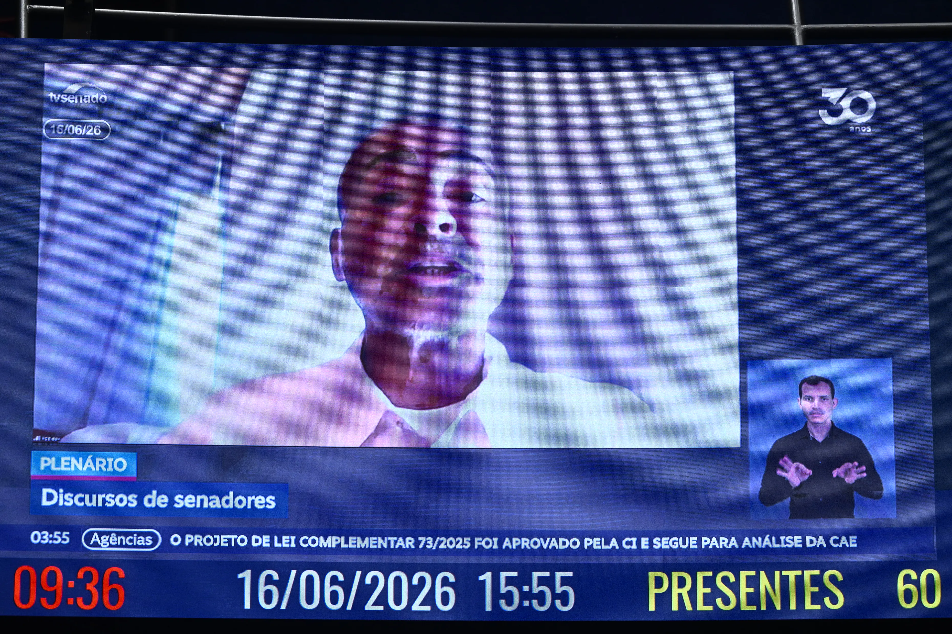 Senador disse que não se licenciou para votar pelo fim da escala 6x1 e recebeu elogio de Alcolumbre.