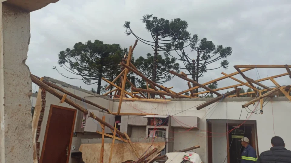 Quatro casas ficaram completamentes destruídas em Reserva (PR) com passagem de tornado F2.