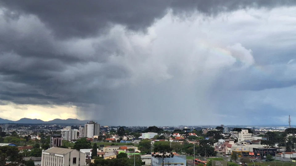Supercélula é uma tempestade intensa e rotativa, capaz de provocar granizo, ventos fortes, chuva intensa e até tornados.