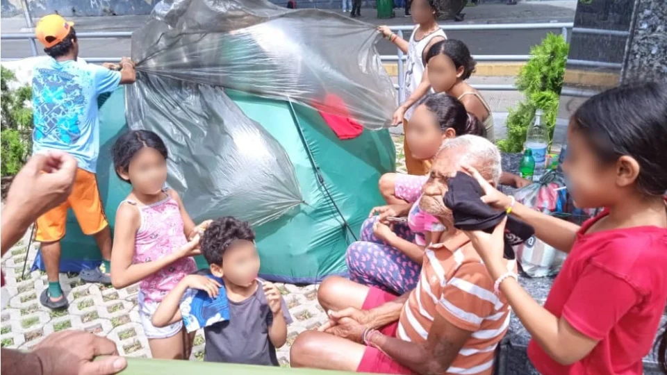Família atendida com donativos arrecadados no Brasil pela voluntária Yeinny Ledesma García.