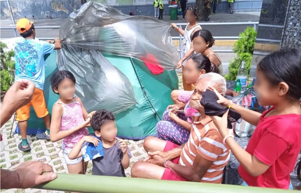 Família atendida com donativos arrecadados no Brasil pela voluntária Yeinny Ledesma García.