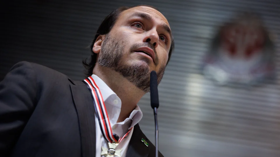 Deputada e ex-prefeito de Blumenau contestam contribuição de Carlos ao corpo de bombeiros catarinense.