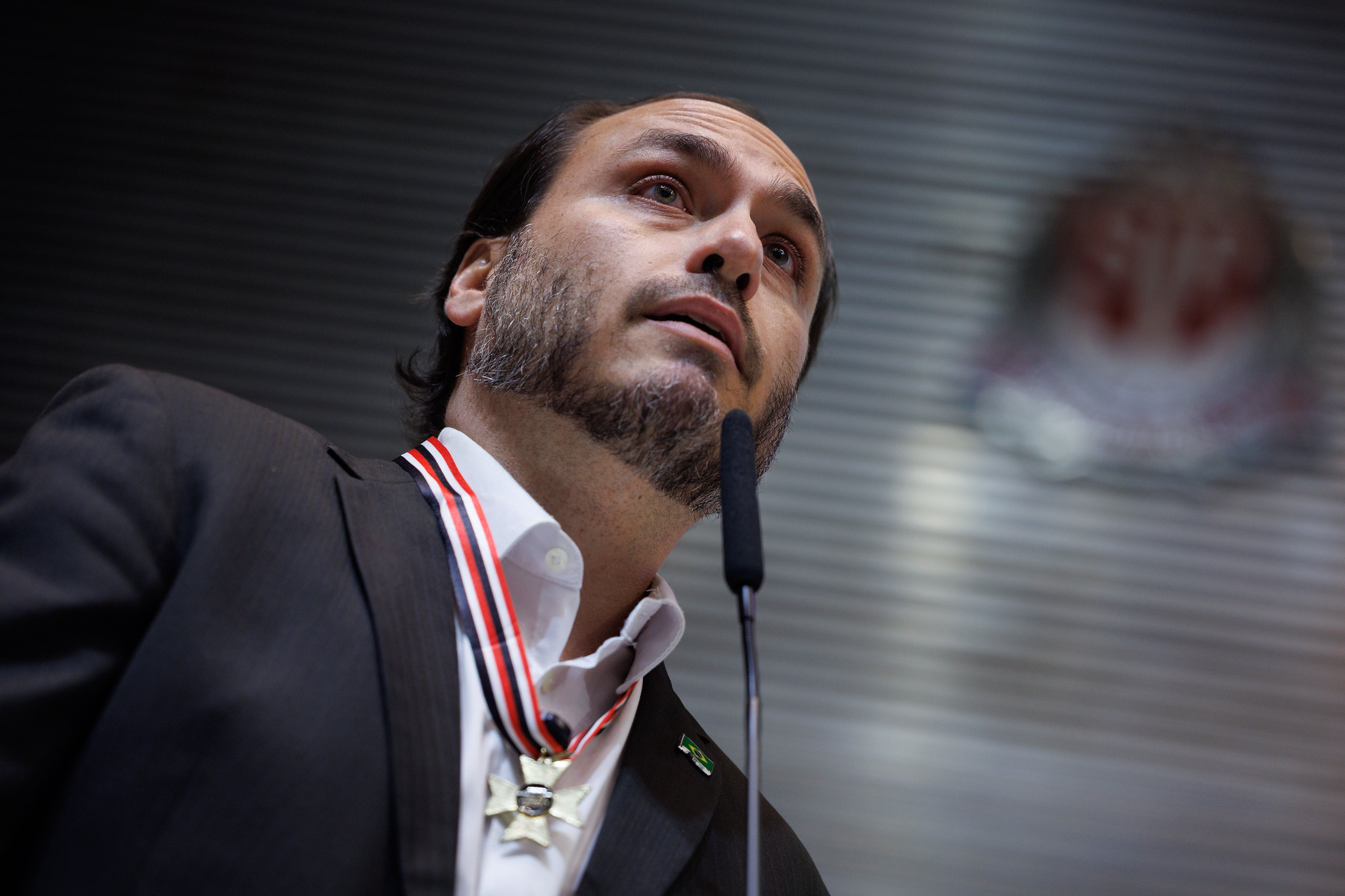 Justiça de SC rejeita pedido de petistas para suspender honraria concedida a Carlos Bolsonaro