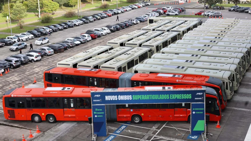 Dez ônibus superarticulados começam a operar entre Pinhais e Curitiba.