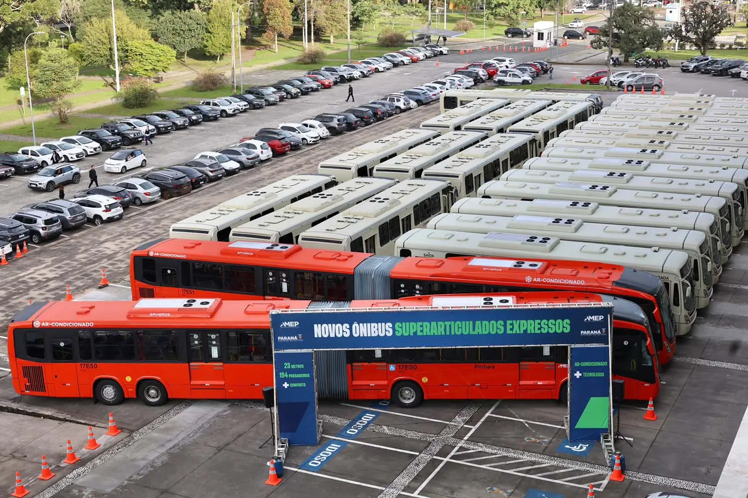 Dez ônibus superarticulados começam a operar entre Pinhais e Curitiba.