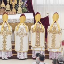 O bispo Alfonso de Galarreta (à esquerda, de casula vermelha) preside a ordenação episcopal de quatro padres da Fraternidade Sacerdotal São Pio X (SSPX), em 1.º de julho. Imagem referente a matéria