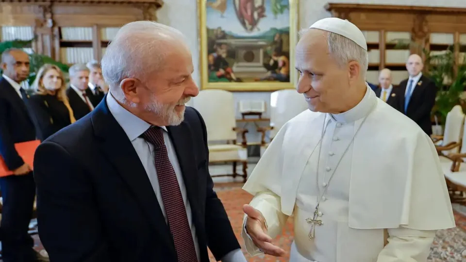 Lula cumprimenta o papa Leão XIV durante visita ao Vaticano, em outubro de 2025.