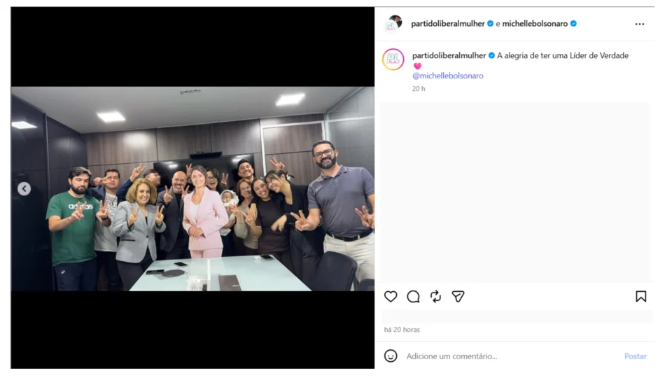 Órgão partidário divulgou foto com versão em papelão da ex-primeira-dama após crise levar a renúncia.