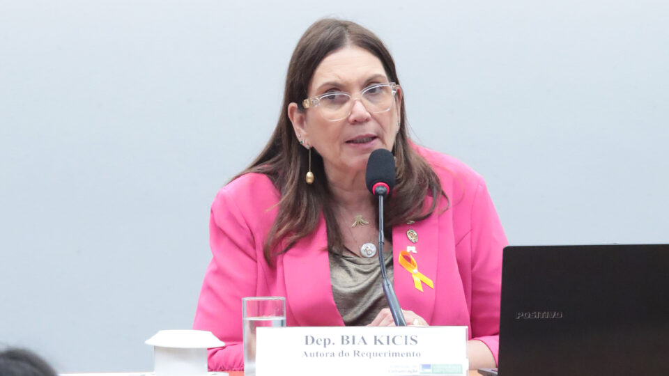 Bia Kicis ainda aposta em pré-candidatura de Michelle: “não dá nem para cogitar outro nome”