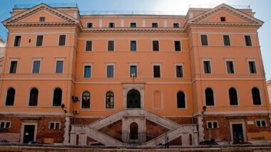 Adolescentes ajudam a descobrir casa de luxo de 1.800 anos embaixo de escola romana. Imagem referente a matéria