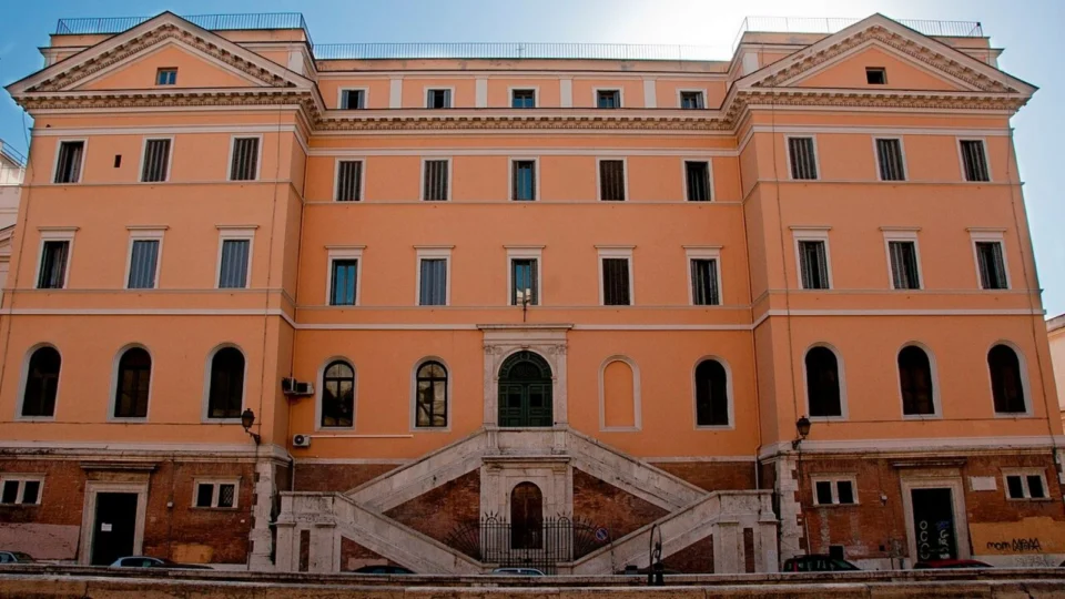 Adolescentes ajudam a descobrir casa de luxo de 1.800 anos embaixo de escola romana.