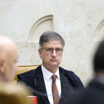 Transparência Internacional vê “inação grave” da PGR em relação a contrato entre Viviane Barci e Vorcaro Para Transparência Internacional, PGR deveria investigar relação entre família Moraes e Banco Master.