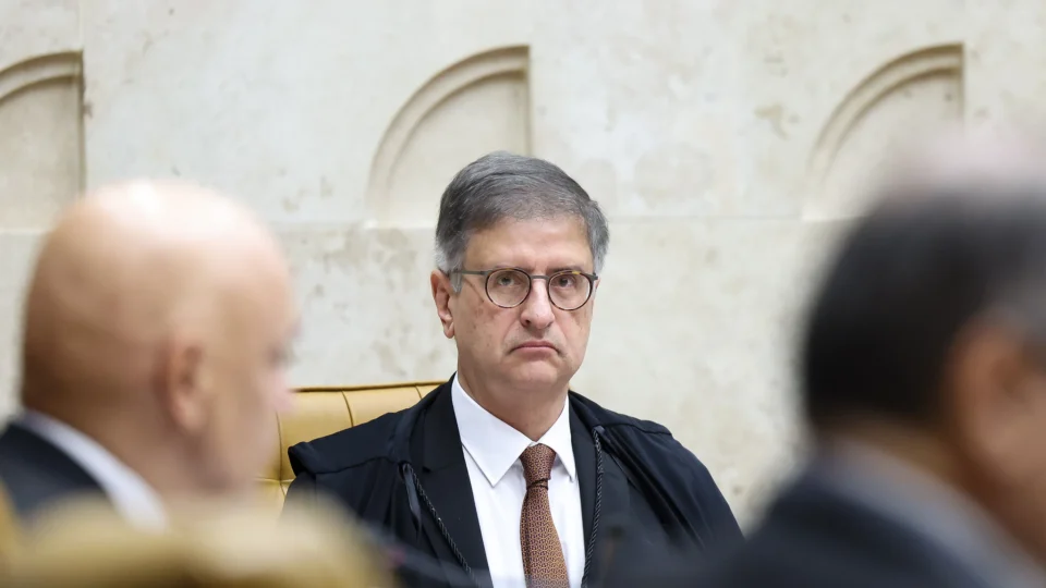 Para Transparência Internacional, PGR deveria investigar relação entre família Moraes e Banco Master.