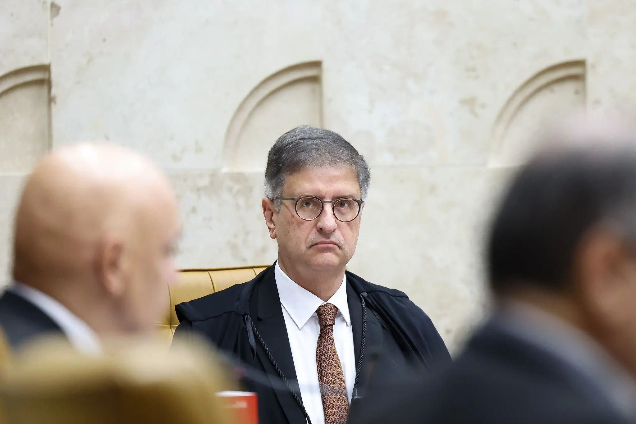 Para Transparência Internacional, PGR deveria investigar relação entre família Moraes e Banco Master.