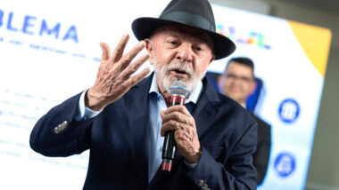 Lula e governadores estão sujeitos a uma série de limitações para impedir o uso da máquina pública para autopromoção. Imagem referente a matéria