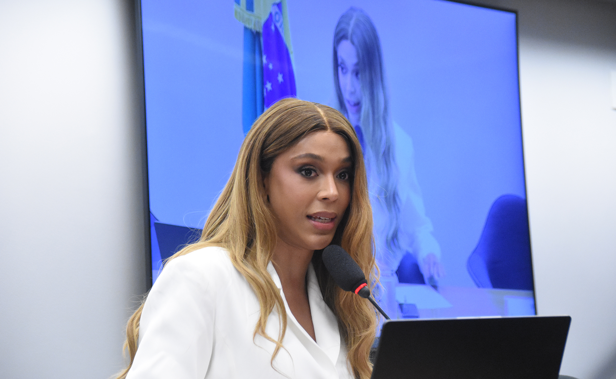 Justiça suspende direito de resposta de Erika Hilton por crítica de Ratinho