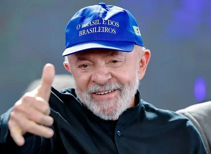 Tarifaço levou Lula a investir em discurso de soberania nacional. Boné "o Brasil é dos brasileiros" faz referência a assessório usado por apoiadores de Trump. 