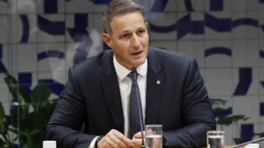Parlamentar pediu direito de resposta, além de indenização. O processo segue tramitando.