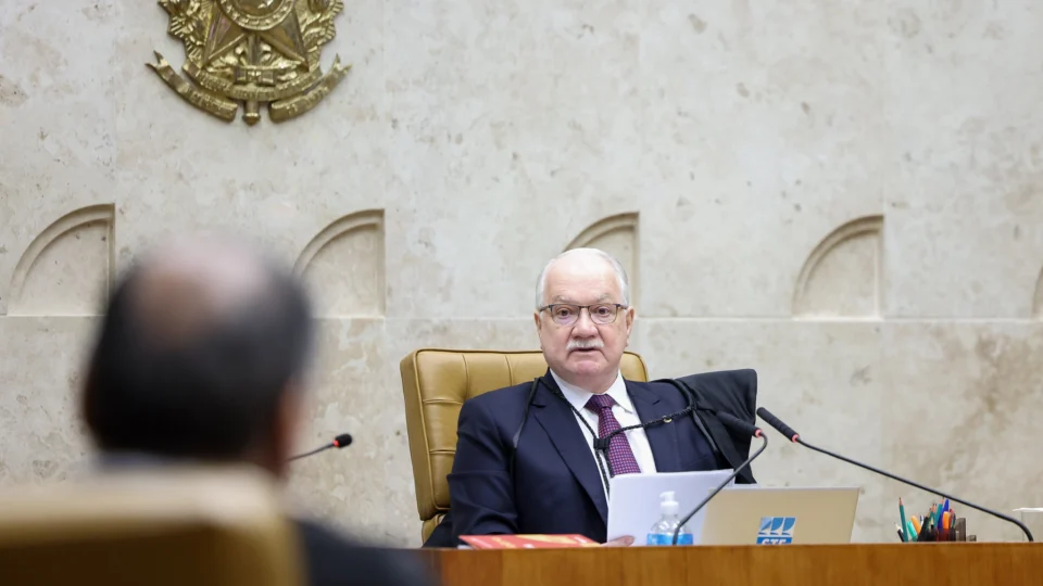 Após suspensão de 21 dias por Dino, Fachin agenda julgamento sobre novo governo do RJ.