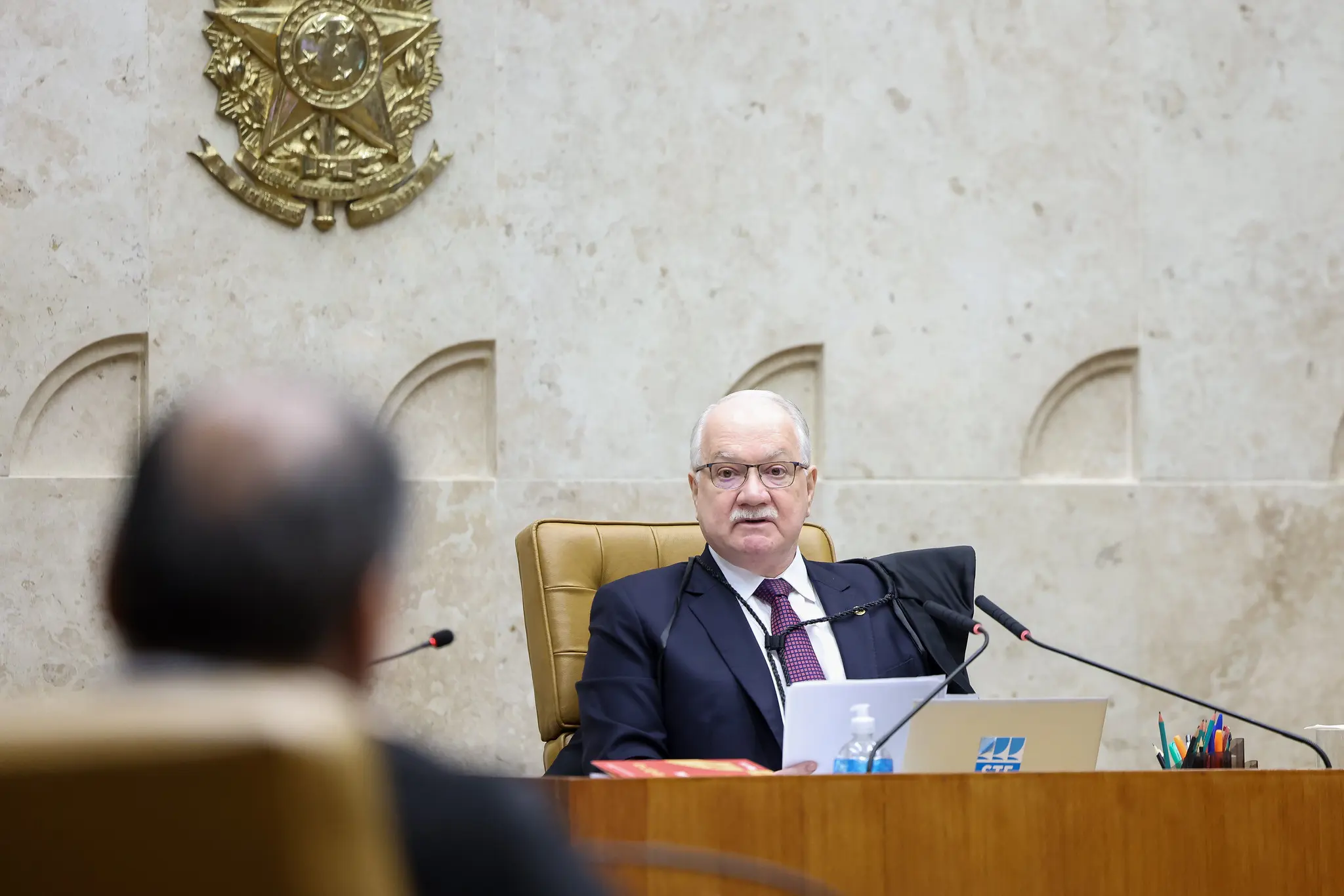 Após suspensão de 21 dias por Dino, Fachin agenda julgamento sobre novo governo do RJ.