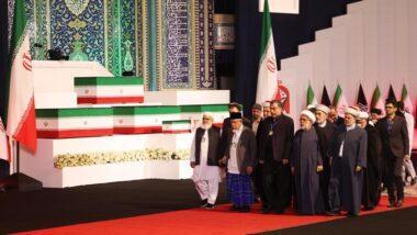 Caixões de Ali Khamenei e de parentes que foram mortos junto dele durante funeral na mesquita de Mosala, em Teerã Imagem referente a matéria