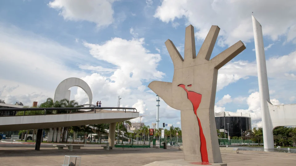 A gestão Tarcísio estuda a concessão do Memorial da América Latina e provocou reações da esquerda na pré-campanha.