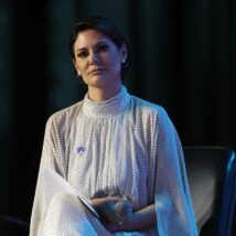 Com oratória fluida, Michelle humanizava o projeto político da direita em torno da candidatura de Flávio Bolsonaro. Imagem referente a matéria