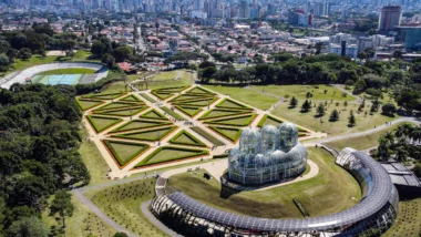 Prefeitura entrega à Câmara a revisão do Plano Diretor de Curitiba.