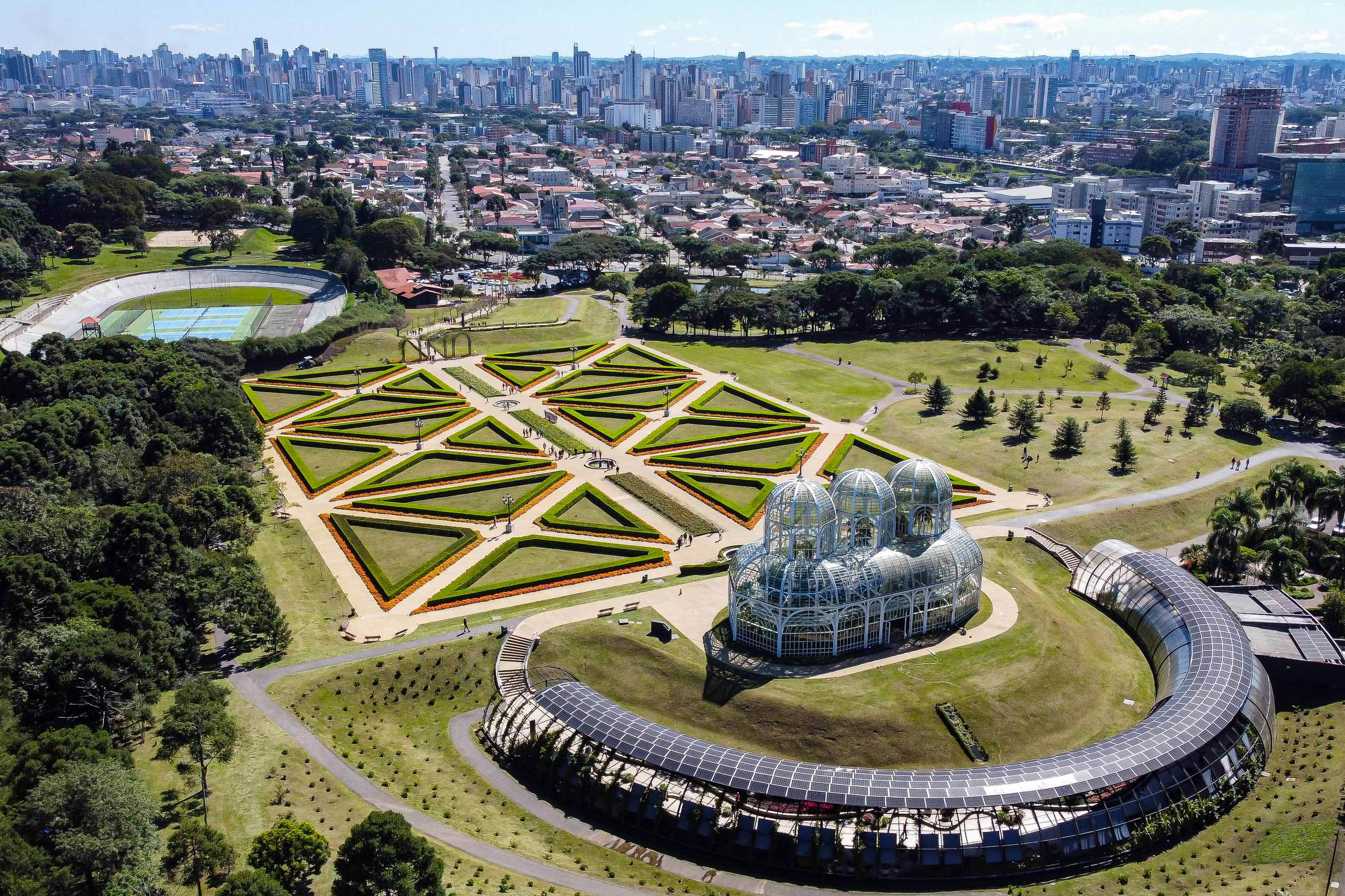 Prefeitura entrega à Câmara a revisão do Plano Diretor de Curitiba.