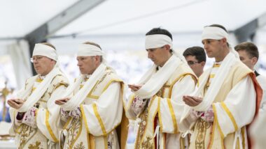 Os bispos Pascal Schreiber (Suíça), Michael Goldade (EUA), Michel Poinsinet de Sivry (França) e Marc Hanappier (França) — da esquerda para a direita — durante sua ordenação pela Fraternidade Sacerdotal São Pio X Imagem referente a matéria