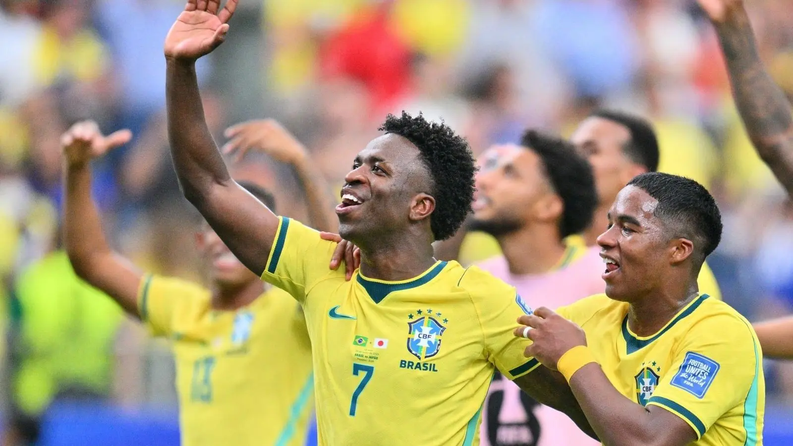Jogadores brasileiros comemorando a vitória.