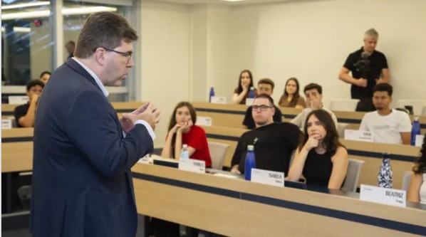O ensino superior deve  ajudar os alunos a desenvolver maturidade e capacidade de enfrentar a vida real.
