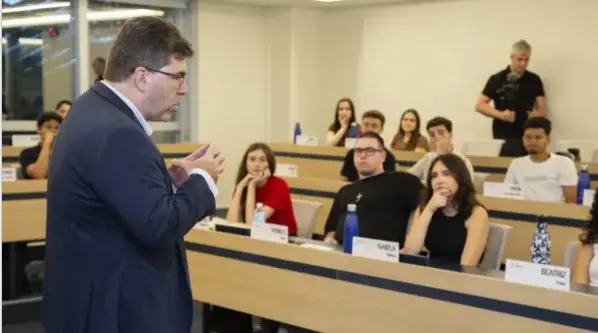 O ensino superior deve ajudar os alunos a desenvolver maturidade e capacidade de enfrentar a vida real.