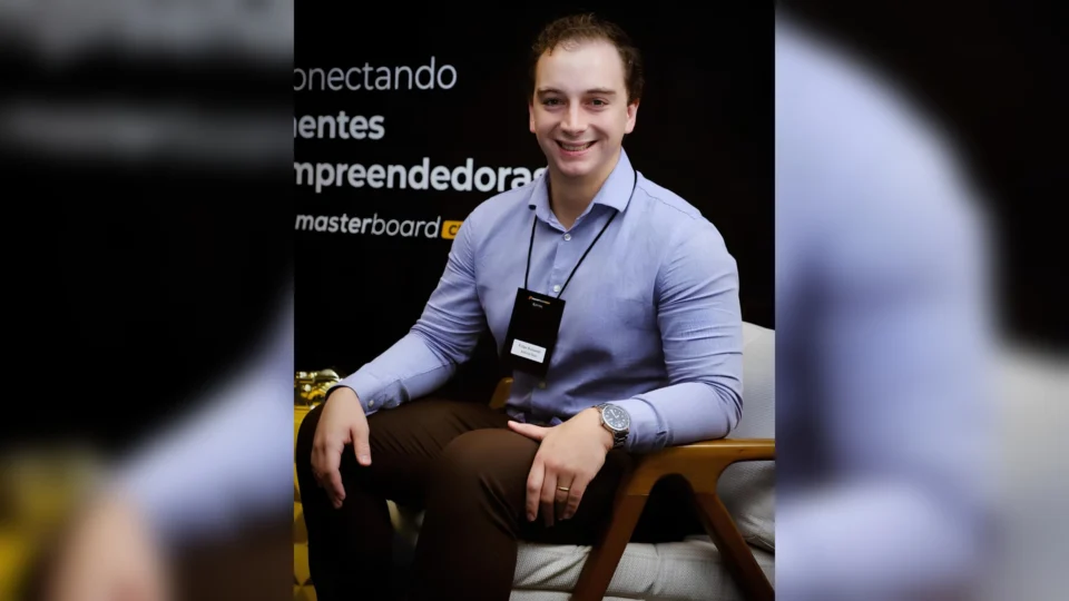 Felipe Bernardo dos Anjos, sócio-administrador da Amicta Sole, destaca que a combinação entre energia solar e mobilidade elétrica permite reduzir custos operacionais, aumentar a previsibilidade financeira e ampliar a rentabilidade de quem utiliza o veículo como ferramenta de trabalho.