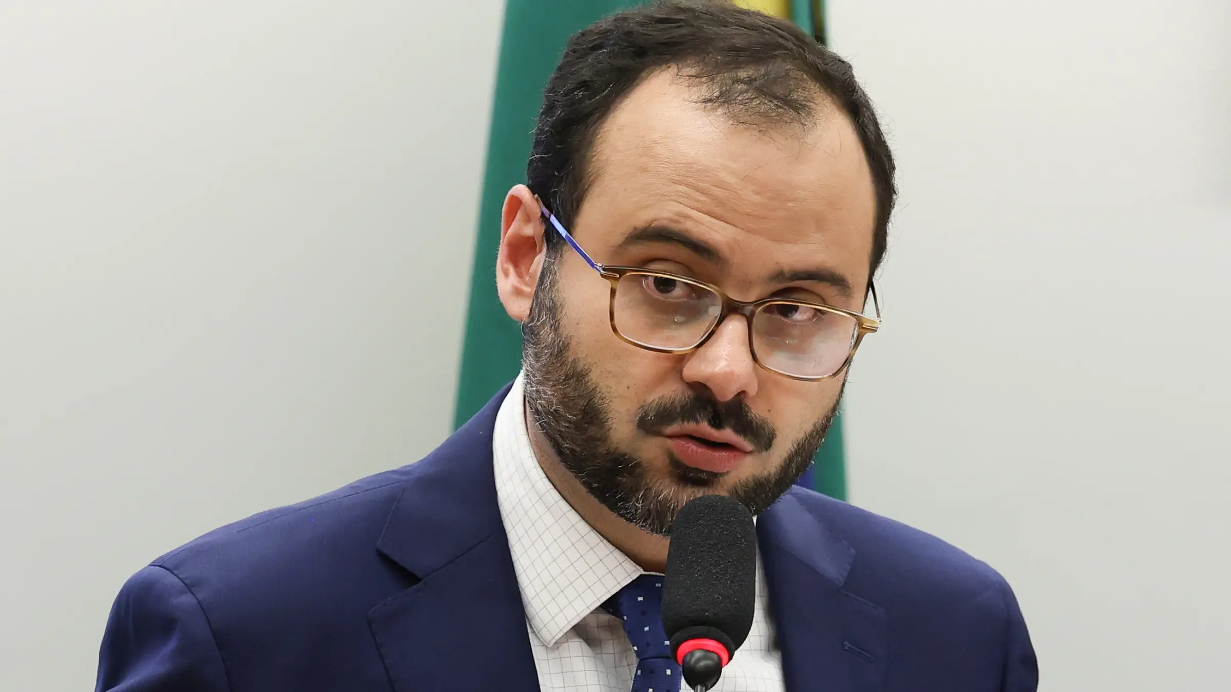 Paulo Pereira, ministro do Empreendedorismo. Medidas para MEIs incluem aumento de limite e parcelamento de impostos.