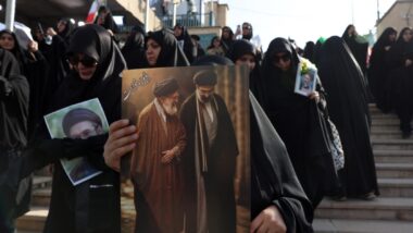 Mulheres iranianas prestam homenagem e guardam luto pelo falecido líder supremo do Irã, o aiatolá Ali Khamenei, durante uma cerimônia de despedida realizada antes de seu funeral na Grande Mesquita de Mosallah, em Teerã, Irã, em 4 de julho de 2026. Imagem referente a matéria