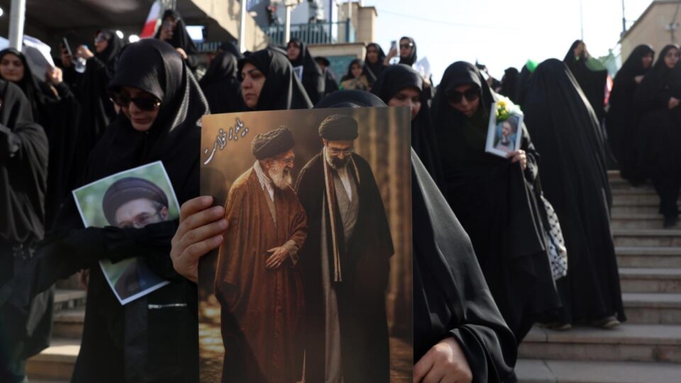Funeral de Ali Khamenei começa com gritos de vingança contra Trump em Teerã