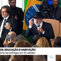 Lula mostra dedo do meio em fala para defender que “pobre gosta de coisa boa” Lula mostra dedo do meio em discurso.