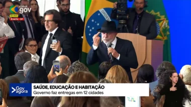 Lula mostra dedo do meio em discurso.