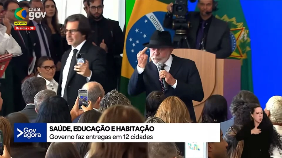 Lula mostra dedo do meio em discurso.