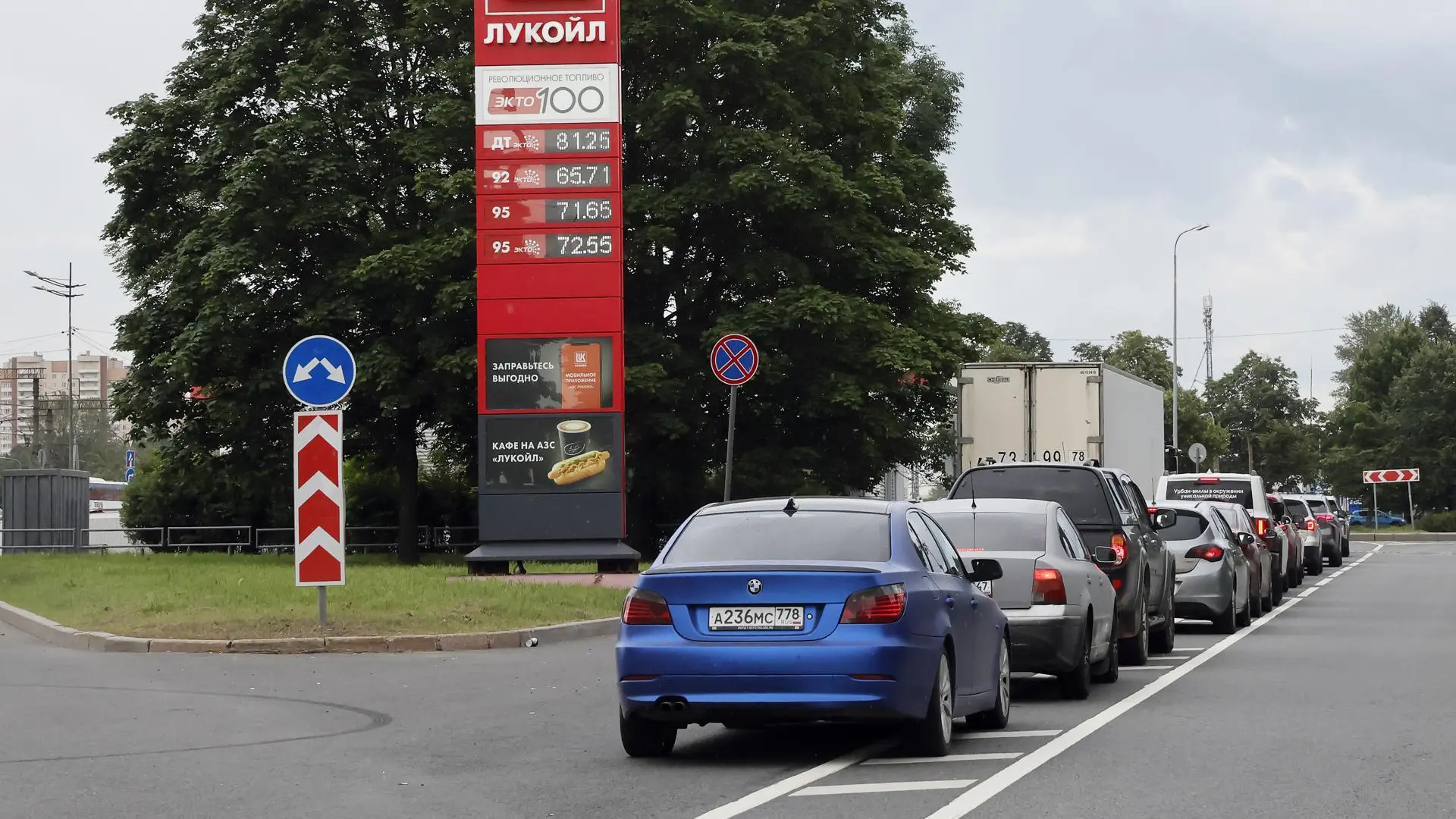 Fila de carros em posto de gasolina na Rússia após ataque da Ucrânia