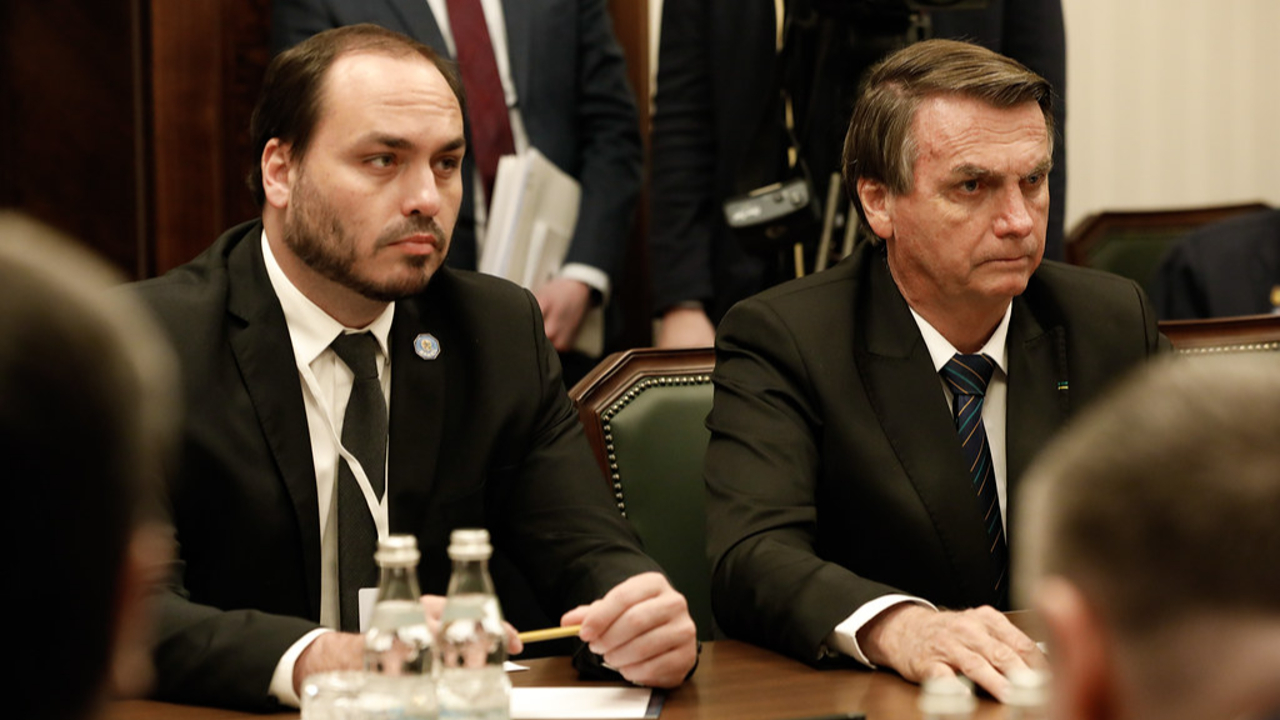 Carlos afirma que Bolsonaro “está ciente de tudo”