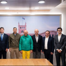 Luciano Hang, ao centro, visitou o presidente do Paraguai, Santiago Peña, e avalia abertura de lojas da Havan no país vizinho. Imagem referente a matéria