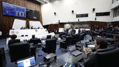 Plenário da Assembleia Legislativa do Paraná: projetos tentam combater a agenda LGBT. Imagem referente a matéria