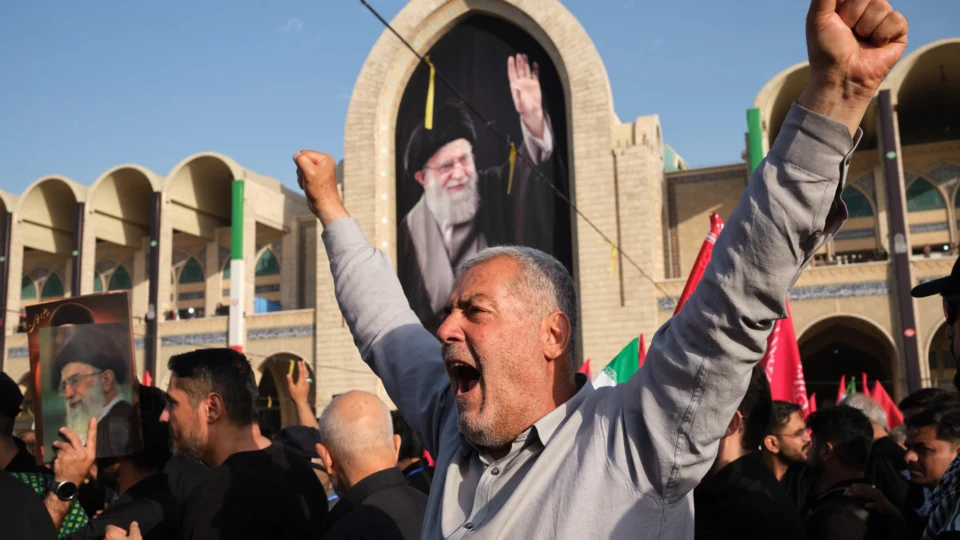 Homem grita palavras de ordem contra os EUA durante funeral de Ali Khamenei, no Irã.